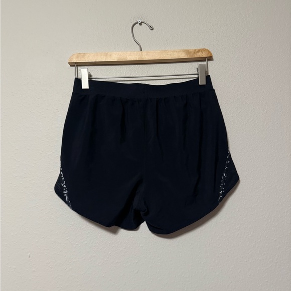 5/$55 !! 🔥 Under Armour Black and White Athletic Shorts - Picture 3 of 3